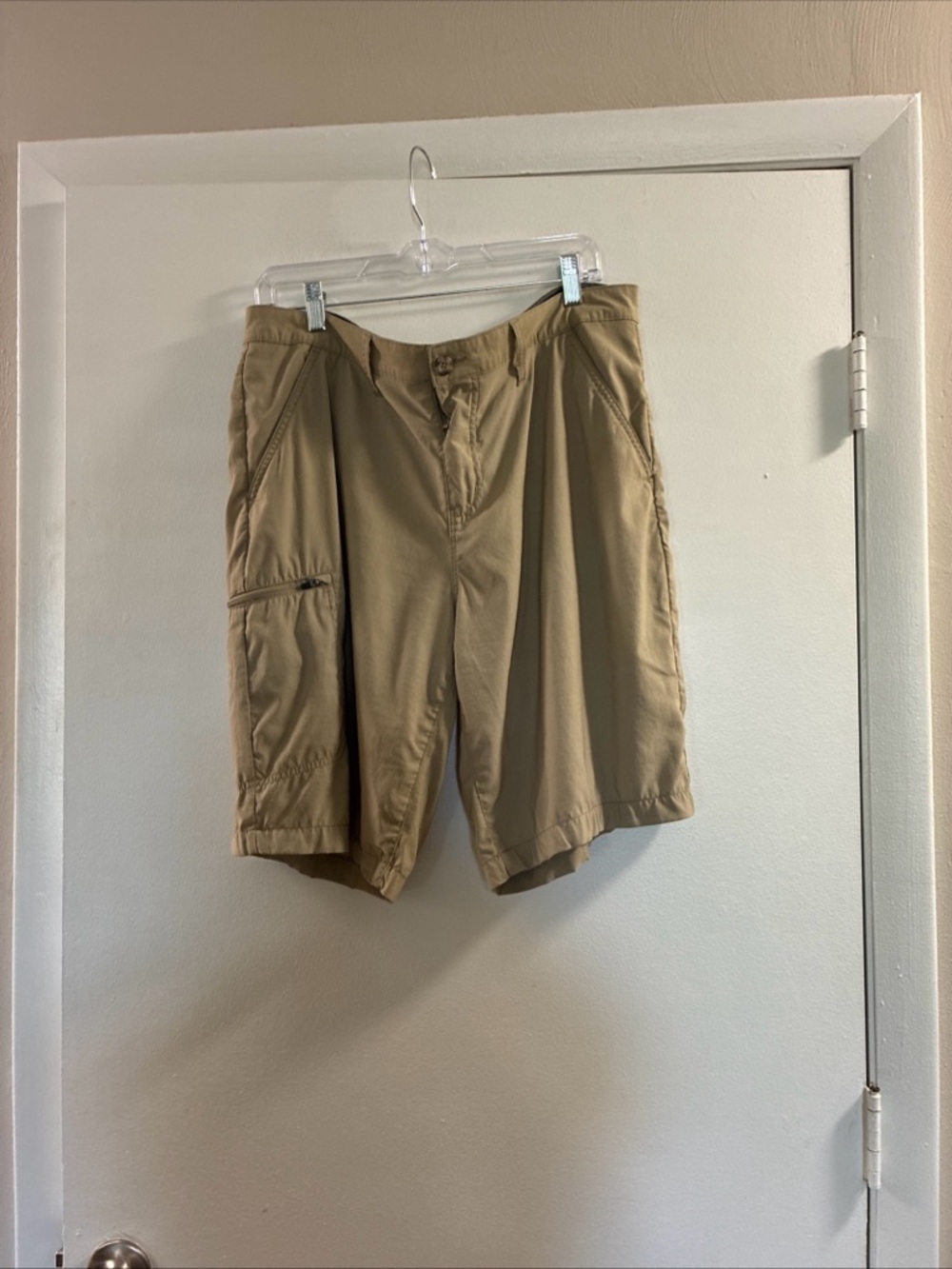 Men's Tan Cargo Shorts with Zip Pocket